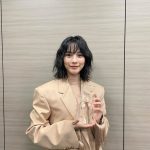 のん、ベージュセットアップ×クールな表情の表彰式オフショを披露！話題賞受賞に思いつづる！