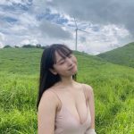 深い谷間がチラリ！元NMB48・本郷柚巴のグラビアオフショットにファン悶絶！