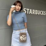 フリーモデル・藤澤響花、爽やかなアイスブルーのニットセーターとデニムのミニスカで自慢のスタイルを披露