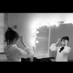 篠崎愛、可愛らしいポニーテールに大人な色気を感じさせる清楚な白シャツに黒のリボンを着用