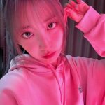 思わずドキッ！宮脇咲良、艶やかピンク照明オフショットがキレイ＆可愛すぎる