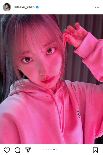 思わずドキッ！宮脇咲良、艶やかピンク照明オフショットがキレイ＆可愛すぎる
