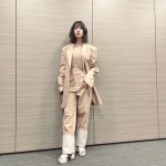 のん、ベージュセットアップ×クールな表情の表彰式オフショを披露！話題賞受賞に思いつづる！