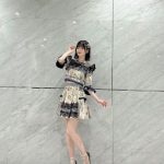 「超スタイル抜群」AKB48・浅井七海、美脚輝く花柄衣装のオフショットに賞賛の嵐