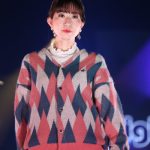ニコッと笑顔！ミコライブランウェイモデル・なるみんさん、秋らしさ溢れるニットコーデでウォーキング！〈GIGA・GIGA SONIC 2周年大感謝祭SPECIAL in 幕張メッセ presented by ドラゴンエッグ〉