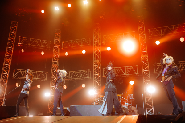 【ライブレポート】ゴールデンボンバーがHYDEに変身！？コスプレ＆時事ネタで大騒ぎ！〈One Night Festival ～天挑五歌仙大演會～〉