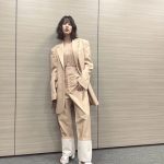 のん、ベージュセットアップ×クールな表情の表彰式オフショを披露！話題賞受賞に思いつづる！