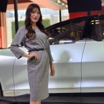 【写真特集】元東大院生・Reina+World、美スタイル際立つ赤ドレスでTHK「LSR-05」と決めポーズ！＜JAPAN MOBILITY SHOW 2023＞