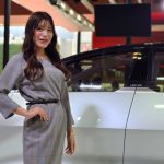 【写真特集】元東大院生・Reina+World、美スタイル際立つ赤ドレスでTHK「LSR-05」と決めポーズ！＜JAPAN MOBILITY SHOW 2023＞