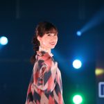 ニコッと笑顔！ミコライブランウェイモデル・なるみんさん、秋らしさ溢れるニットコーデでウォーキング！〈GIGA・GIGA SONIC 2周年大感謝祭SPECIAL in 幕張メッセ presented by ドラゴンエッグ〉