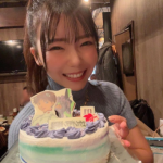 満面の笑みがまぶしい！堀江りほが合同生誕オフ会でケーキを手にファンと一緒に歓喜！