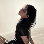 aespa・カリナ、大人っぽい流し目オフショットに世界中から賞賛の声！