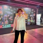 「立ち止まって観てしまうほどキレイ」藤澤響花、二の腕が美しいノースリーブニット姿に絶賛の声