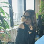 イイ女度爆上がり中！中村ゆりかの大人っぽメガネ＆穴あきドレス姿にドキッ！