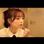 篠崎愛、可愛らしいポニーテールに大人な色気を感じさせる清楚な白シャツに黒のリボンを着用