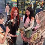 顔小さっ！LE SSERAFIM・宮脇咲良、NYの街角でアイスをパクリ「さすがにかわいい」