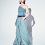 のん、オールバック風ヘアスタイル×谷間チラリなドレス姿などにファン歓喜！