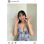 本郷柚巴、胸元のざっくり開いたセクシーなワンピース姿を披露！