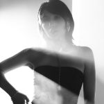 仲里依紗、肩出しチューブトップの大胆衣装で登場！〈Calvin Klein グローバルイベント in TOKYO〉