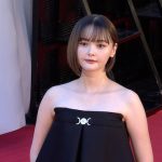 【動画】玉城ティナ、美肌際立つ肩出し黒ドレスでレッドカーペットに登場！〈第36回東京国際映画祭〉