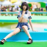 【写真特集】橋本うい(LOVE 9 LOVE)、メンバーカラーのパステルレッドが映えるマフラー掲げて颯爽と登場!!<近代麻雀水着祭2023>