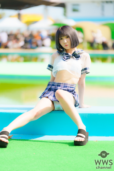 【写真特集】橋本うい(LOVE 9 LOVE)、メンバーカラーのパステルレッドが映えるマフラー掲げて颯爽と登場！！＜近代麻雀水着祭2023＞