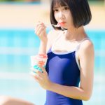 【写真特集】橋本うい(LOVE 9 LOVE)、メンバーカラーのパステルレッドが映えるマフラー掲げて颯爽と登場!!<近代麻雀水着祭2023>