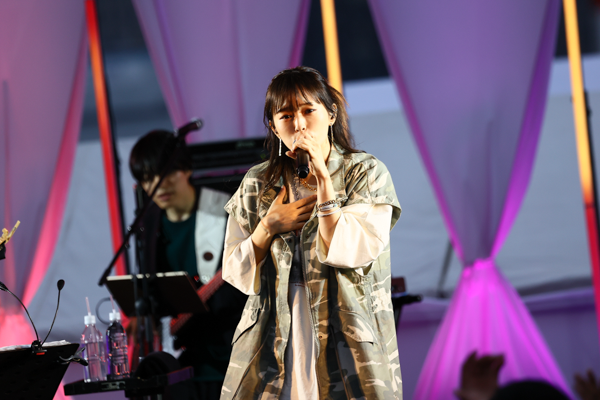 【写真特集】山本彩、圧倒的な存在感で歌声を響かせる！クールな迷彩柄コーデで登場＜UNI9UE PARK’23＞