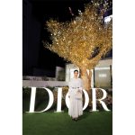 土屋太鳳、ディオールの上品なホワイトコーデで登場！＜DIOR HOLIDAY POP-UP＞