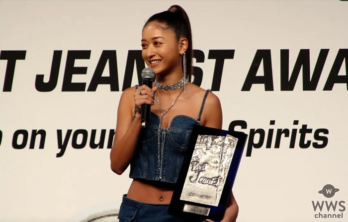 【動画】池田美優(みちょぱ)、背中出し、ヘソ出し、美脚見せのセクシーなデニムコーデで2年連続受賞の喜びを語る！＜第40回ベストジーニスト2023＞