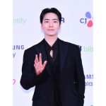 Lee Joon-hyuk（イ・ジュニョク）、全身ブラックの洗練されたスーツ姿で登場！＜2023 MAMA AWARDS＞