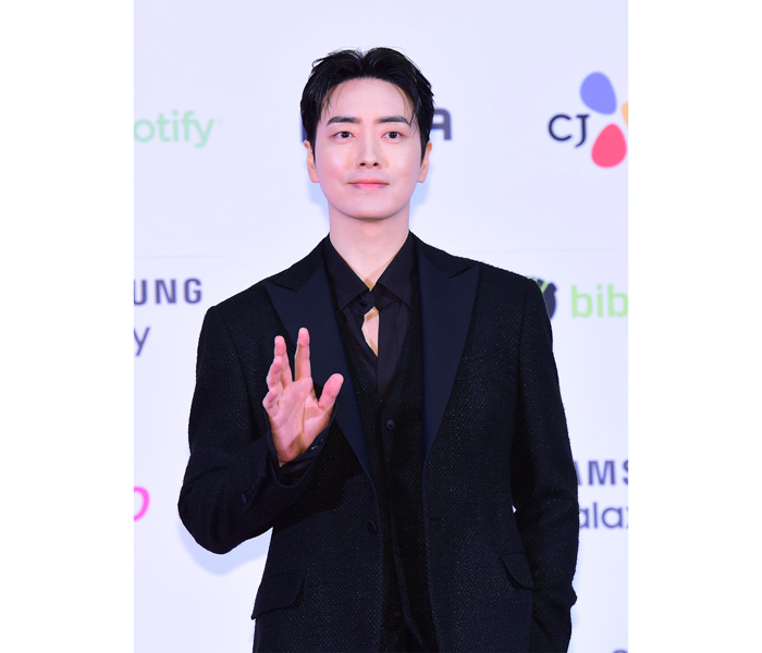 Lee Joon-hyuk（イ・ジュニョク）、全身ブラックの洗練されたスーツ姿で登場！＜2023 MAMA AWARDS＞