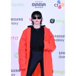 Monika、鮮やかなオレンジコート×黒コーデで登場！＜2023 MAMA AWARDS＞