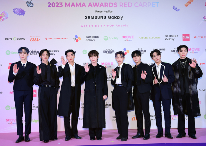 ATEEZ（エイティーズ）、凛としてクールなモノトーンコーデで登場！＜2023 MAMA AWARDS＞