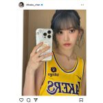宮脇咲良、レイカーズのユニフォーム姿でNBA観戦！美鎖骨のぞくセルフィ―公開