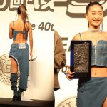 池田美優（みちょぱ）、背中までざっくり開いた大胆ヘソだしデニムセットアップで登場！最もジーンズが似合う女性有名人に選出〈第40回ベストジーニスト2023〉
