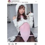 つなまよ！ピンクの競泳水着に白のニットで寄り添う可愛らしさを披露！