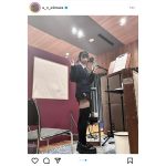 あの、レコーディング中のオフショットに「脚長！顔ちっさ！」「スタイル良すぎる」の声