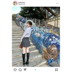 フリーモデル・KM、見返り美人なオフショット公開！ミニフレアスカート×ロングブーツコーデ披露