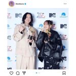 YOASOBI・ikura、Ayaseとの笑顔ツーショットで「MTV VMAJ 2023」授賞を報告！