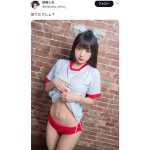コスプレイヤー・白烏しろ、体操着姿と猫耳で腹チラ生脚ショット！上目遣いがたまらない一枚