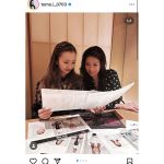 板野友美、黒のリボンとレースの服を纏いファッションチャリティIZAに向けMTGの様子を公開！