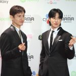 東方神起(TVXQ!)、ブラックのスーツで「きゅんです」ポーズを披露！＜2023 MAMA AWARDS＞