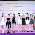 NiziU、美脚際立つミニスカドレスでMAMAレッドカーペットに登場！＜2023 MAMA AWARDS＞