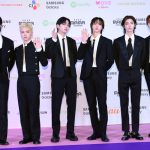 BOYNEXTDOOR（ボーイネクストドア）、クールなブラックジャケット×ネクタイでレッドカーペットに登場！＜2023 MAMA AWARDS＞