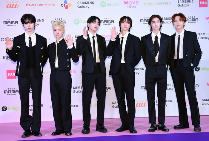 BOYNEXTDOOR（ボーイネクストドア）、クールなブラックジャケット×ネクタイでレッドカーペットに登場！＜2023 MAMA AWARDS＞