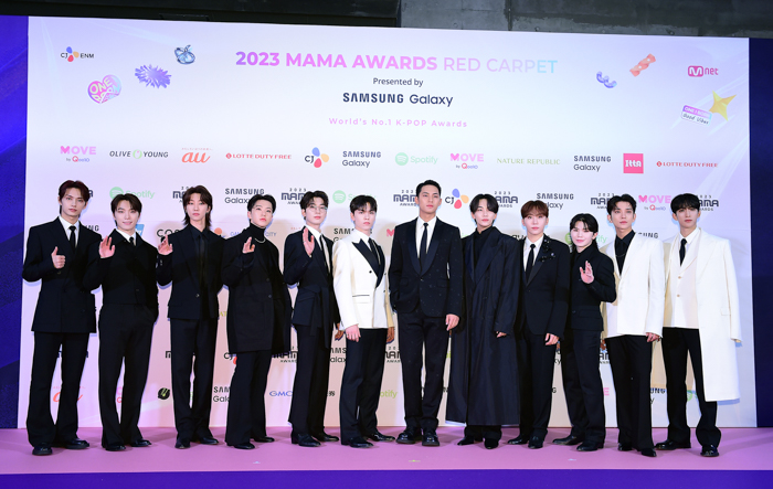 SEVENTEEN、ブラック＆ホワイトの美スタイル際立つ衣装で登場！＜2023 MAMA AWARDS＞