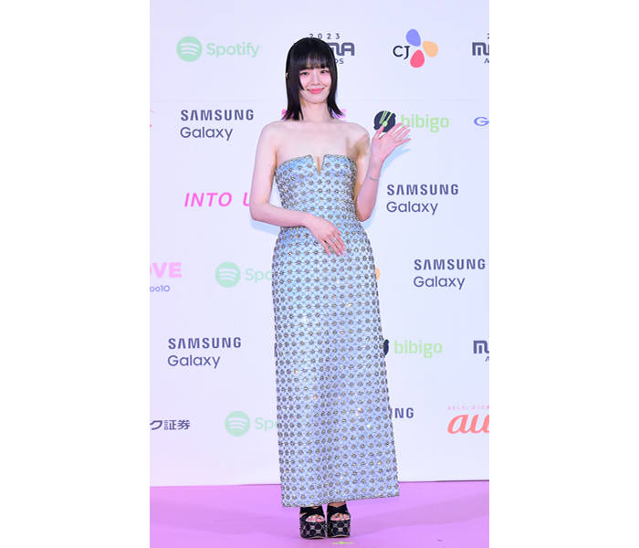 パク・ギュヨン、デコルテ美肌魅せセクシードレスで登場！＜2023 MAMA AWARDS＞