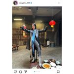 緑黄色社会・長屋晴子、二丁拳銃構える「花になって」MV撮影オフショット公開！「ハリウッドデビューありますね」のコメントも