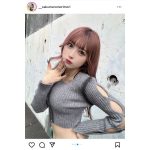 MyDearDarlin'・咲真ゆか、美肌のぞく穴あき＆へそ出しニットに大反響！